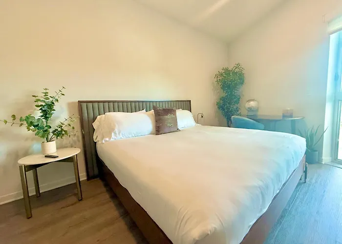 Designer 1 Bedroom Condo In Silver Lake